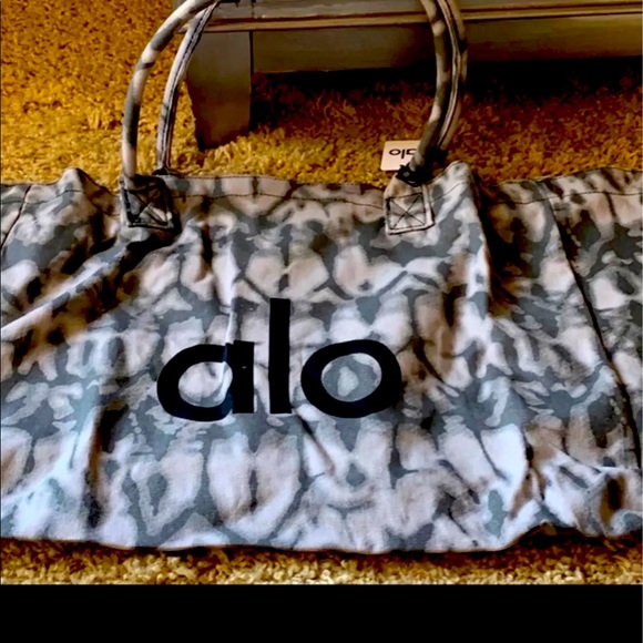 ALO Yoga Handbags - Alo Yoga tote. Gray tie dye